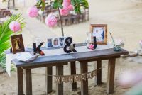 welcome table with pink details