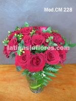 red roses and hypericum wedding centerpiece